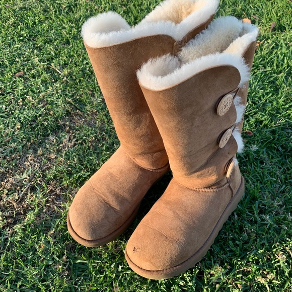 UGG Shoes - UGG 🔴 Bailey Button triplet In Chestnut